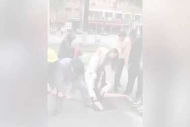 Vừa đi vừa dùng điện thoại, cô gái xinh đẹp lọt chân xuống cống