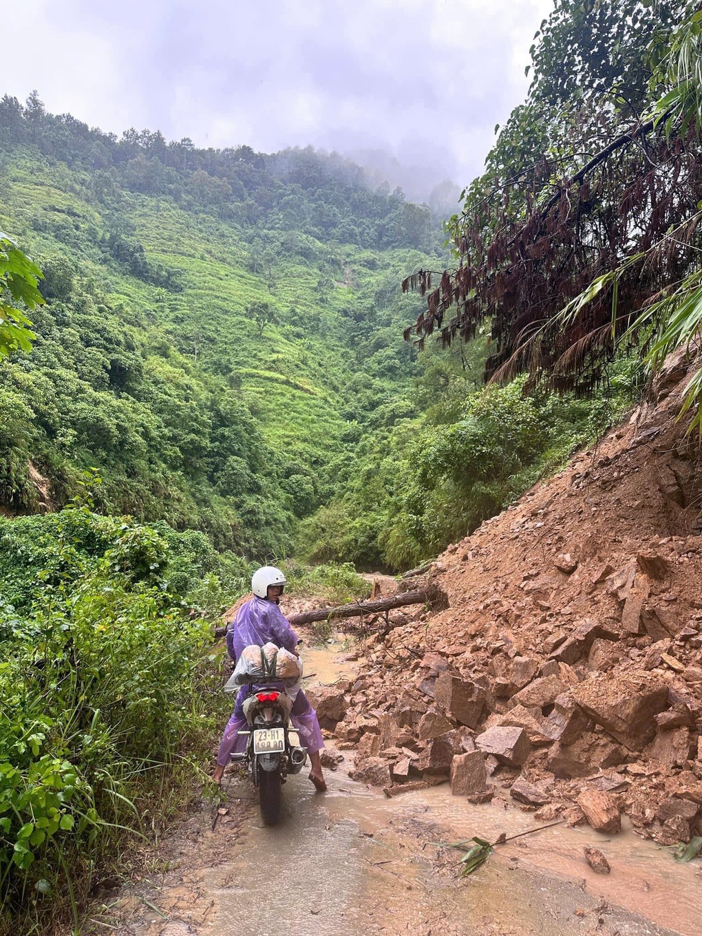 Du khách hủy tour Mù Cang Chải, Tà Xùa vì sợ lũ lụt, sạt lở kinh hoàng - 2