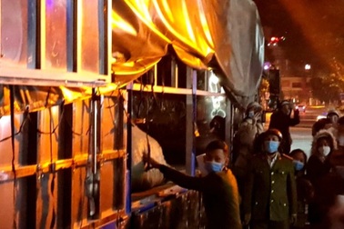 Vụ cô gái quỳ gối khóc thảm thiết: Vì sao thu giữ hàng tại shop thời trang?