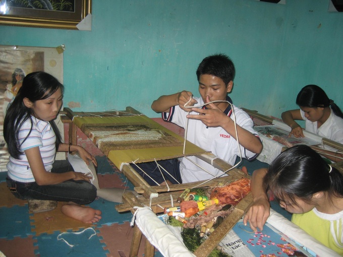 Nỗ lực giảm thiểu hậu quả bom, mìn, vật nổ sau chiến tranh - Ảnh 1. Nỗ lực giảm thiểu hậu quả bom, mìn, vật nổ sau chiến tranh - Ảnh 1.