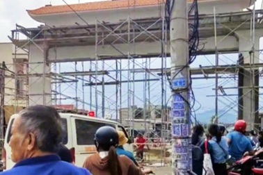Sập giàn giáo khi xây cổng chào, 5 người bị thương