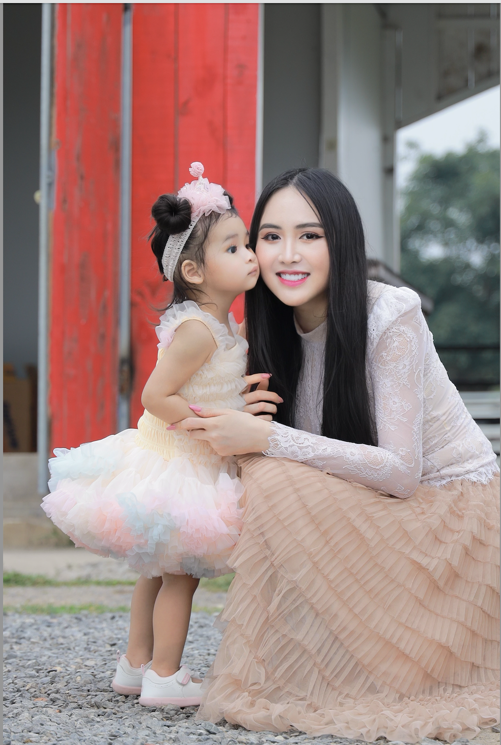 Con gái 2 tuổi của Á hậu Trúc Ny khoe vẻ đáng yêu với áo dài - 1 Con gái 2 tuổi của Á hậu Trúc Ny khoe vẻ đáng yêu với áo dài - 1