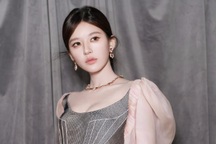 Triệu Lộ Tư trở lại làng giải trí: Nghi vấn sợ đền bù hàng trăm tỷ đồng