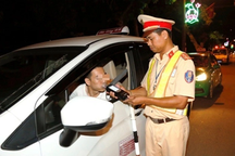 Vi phạm nồng độ cồn, bị tước bằng nhưng vẫn lái xe: Có thể bị xử lý hình sự