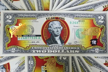 Tiền 2 USD in hình con heo đắt như tôm tươi trước Tết Kỷ Hợi 2019