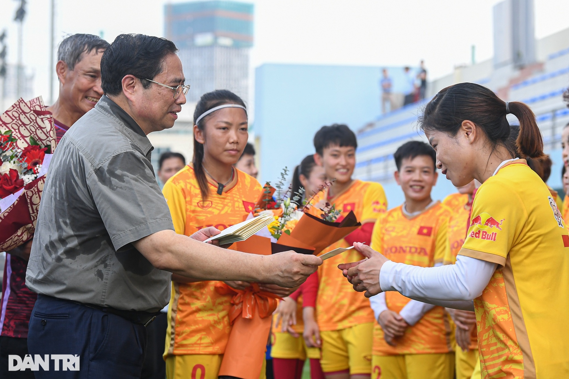 Thủ tướng Phạm Minh Chính thăm và động viên tuyển nữ Việt Nam - 9 Thủ tướng Phạm Minh Chính thăm và động viên tuyển nữ Việt Nam - 9