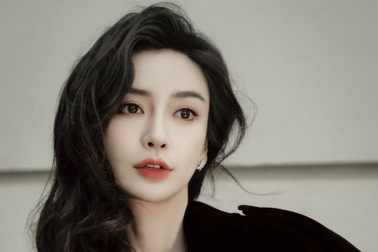 Angelababy lần đầu khoe ảnh con trai cưng, rạng rỡ đón tuổi 35 bên gia đình