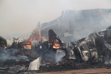 Đang cháy dữ dội trong khu công nghiệp, hàng trăm chiến sĩ vật lộn với "bà hỏa"