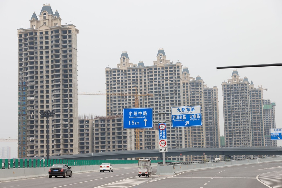 Hoang lạnh, hoen gỉ bên trong những tòa nhà xây dở của bom nợ Evergrande - 1 Hoang lạnh, hoen gỉ bên trong những tòa nhà xây dở của bom nợ Evergrande - 1