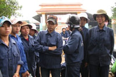 Công nhân xử lý rác thải đình công