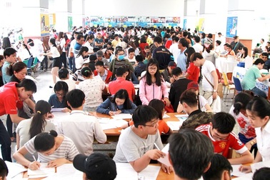 Hơn 950 thí sinh nộp hồ sơ xét tuyển NV1 vào HUTECH trong sáng 1/8
