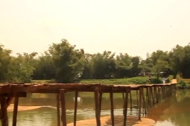 Bình Định: Học sinh liều mình qua cầu tạm vượt sông Kôn đến trường