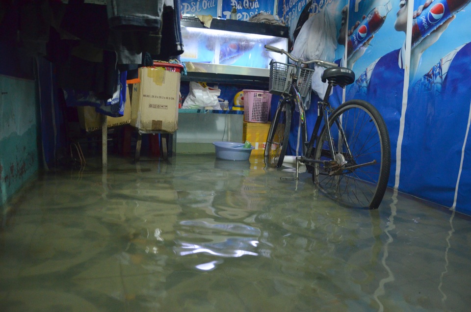 Khu dân cư bị nước bủa vây tứ phía ở Sài Gòn - 11
