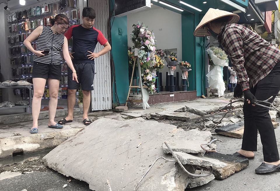 Phá dỡ hàng loạt bục bệ bít cống gây úng ngập trên phố Hà Nội - 8 Phá dỡ hàng loạt bục bệ bít cống gây úng ngập trên phố Hà Nội - 8