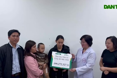 Gia đình bệnh nhân Nguyễn Văn Ba trân trọng đón nhận quà bạn đọc Dân trí