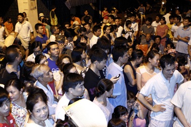 Hình ảnh phụ huynh chen lấn nộp đơn lúc nửa đêm 