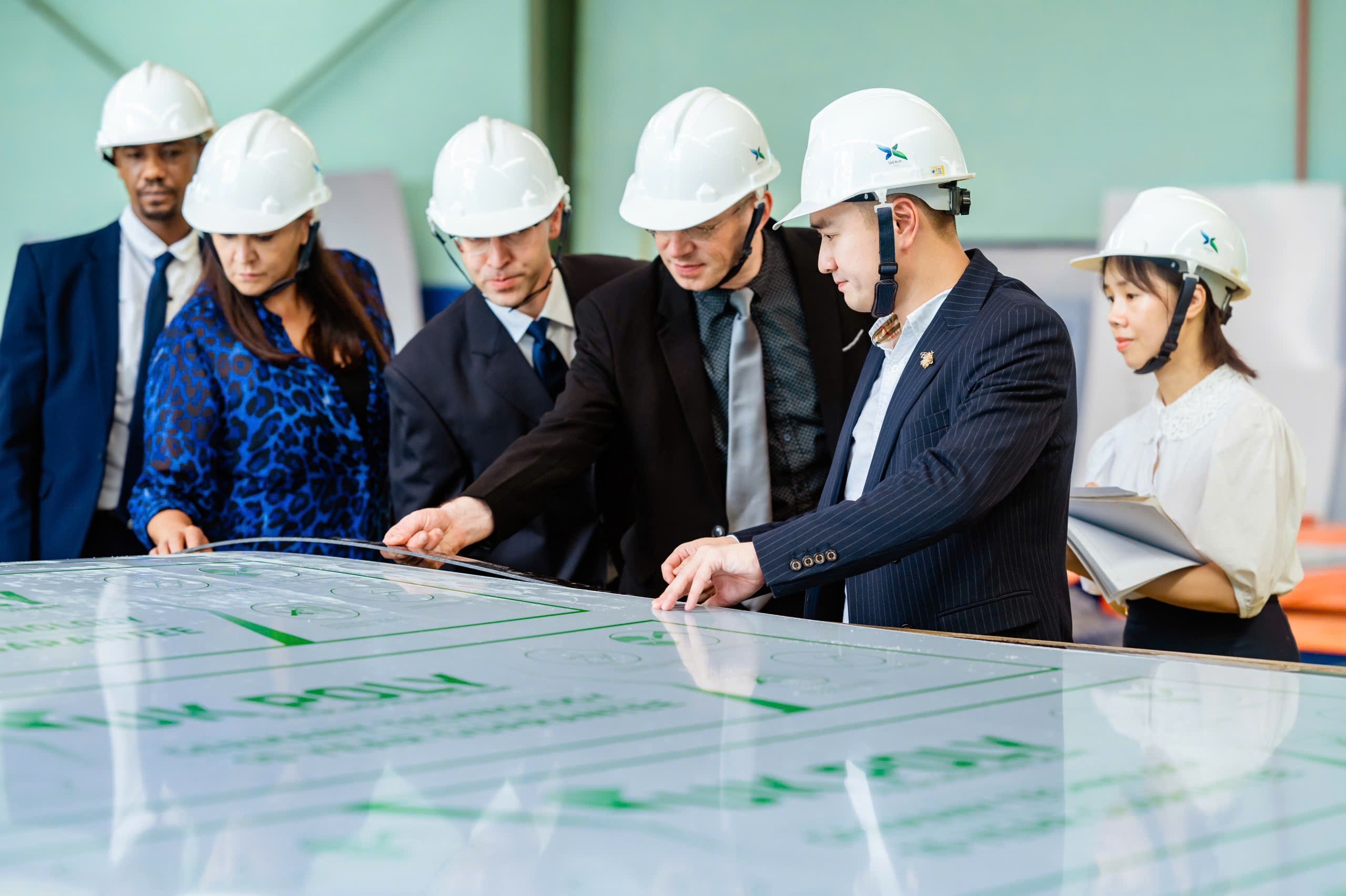 VinaHome Group tiên phong công nghệ tấm nhựa lấy sáng khổ lớn tiêu chuẩn quốc tế - 1