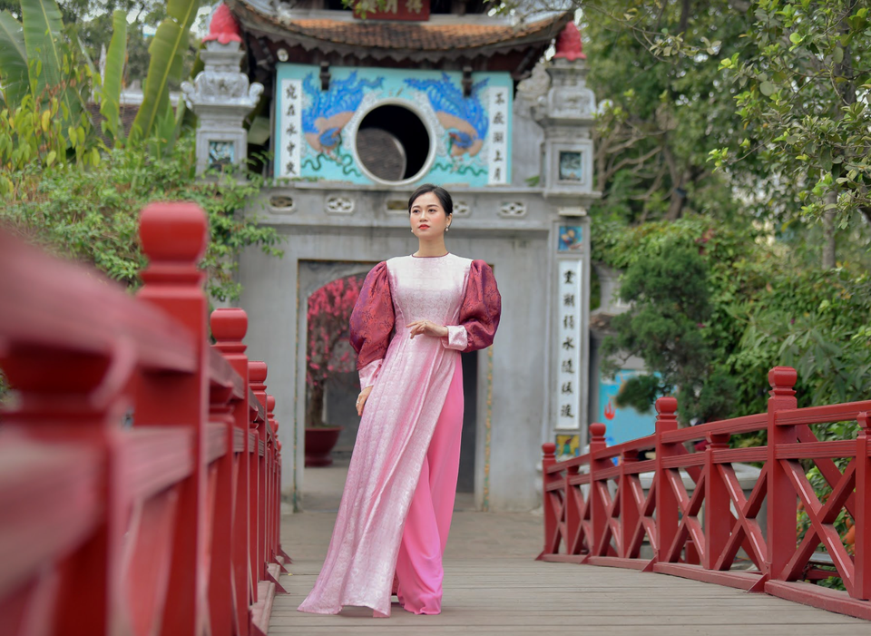 Lâm Vỹ Dạ tha thướt với áo dài tơ tằm của NTK Đức Hùng - 3 Lâm Vỹ Dạ tha thướt với áo dài tơ tằm của NTK Đức Hùng - 3