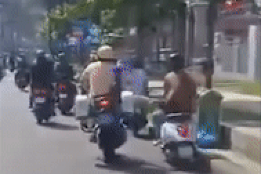 Vụ CSGT dùng chân đạp xe người vi phạm ở TPHCM: Hành động quá phản cảm