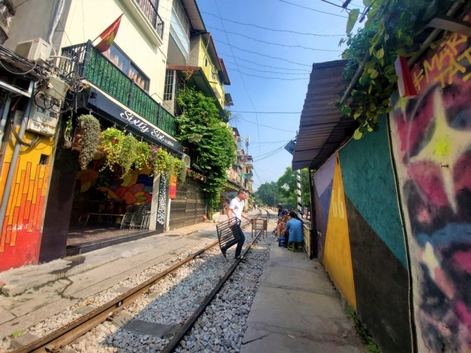 Hàng quán phố đường tàu Hà Nội đóng cửa, tiểu thương lo mất trắng trước tin dẹp tiệm - Ảnh 6. Hàng quán phố đường tàu Hà Nội đóng cửa, tiểu thương lo mất trắng trước tin dẹp tiệm - Ảnh 6.