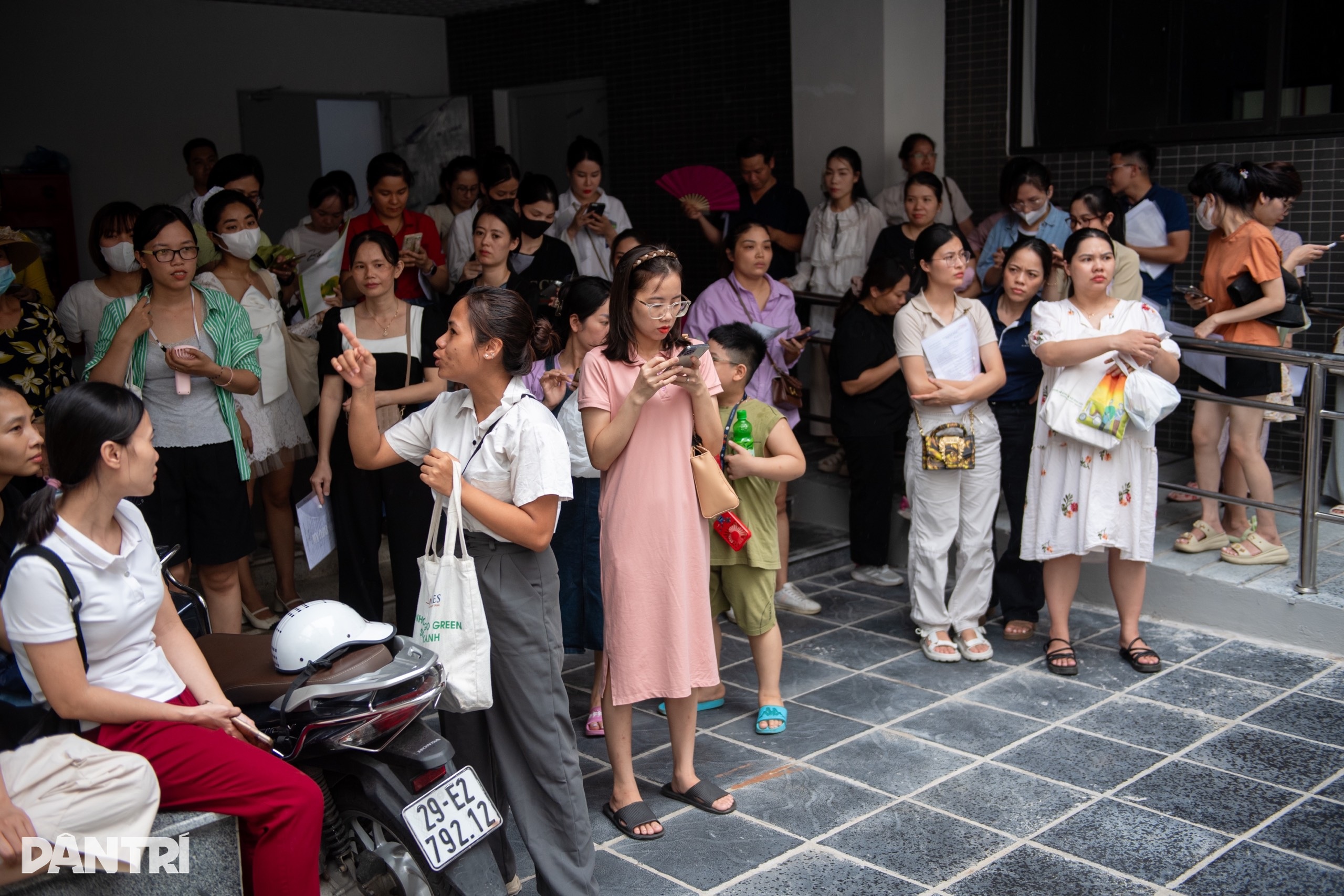 والدین نے Tay Mo 3 اسکول کا گھیراؤ کیا، داخلہ کی فہرست میں شفافیت کا مطالبہ کیا - 2 Phụ huynh vây trường Tây Mỗ 3, yêu cầu minh bạch danh sách tuyển sinh - 2