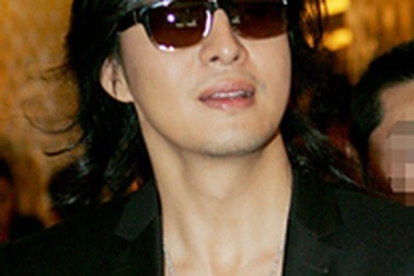 Bae Yong Joon cũng “làm điệu”… với tóc