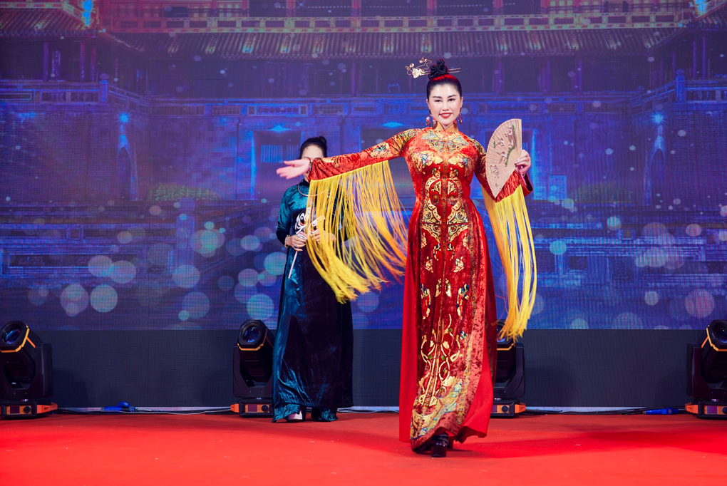 Hoa hậu Emily Hồng Nhung diện áo dài, cài trâm vàng diễn vedette - 3 Hoa hậu Emily Hồng Nhung diện áo dài, cài trâm vàng diễn vedette - 3