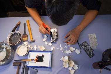 Rộ mốt dùng ốp điện thoại làm bằng sơn mài, dát vàng và "tô điểm" thêm vỏ trứng