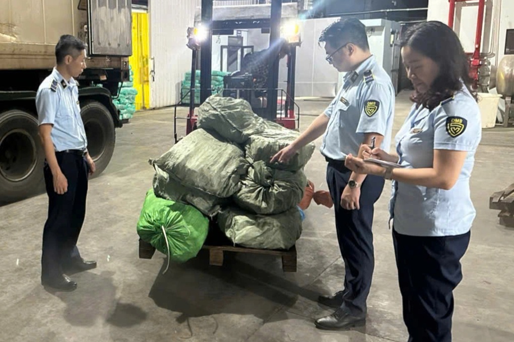 Phát hiện hơn 12 tấn chân gà bốc mùi, không rõ nguồn gốc ở Quảng Ninh - 1 Phát hiện hơn 12 tấn chân gà bốc mùi, không rõ nguồn gốc ở Quảng Ninh - 1
