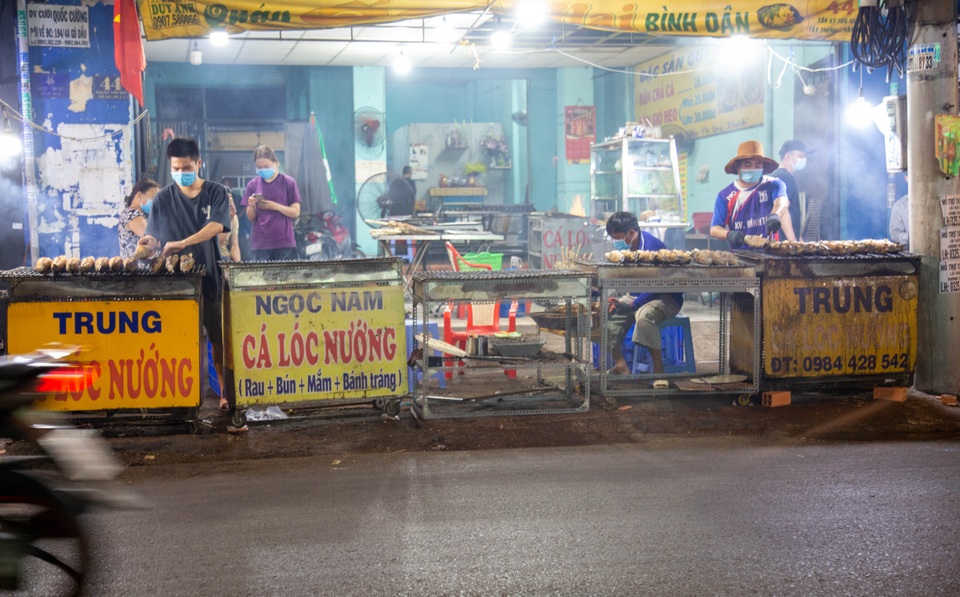 Bán cá lóc nướng thu cả trăm triệu đồng ngày vía Thần tài - 1 Bán cá lóc nướng thu cả trăm triệu đồng ngày vía Thần tài - 1