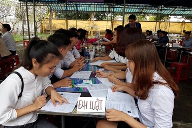 Sinh viên “chỉ đường” cho học sinh vào đại học