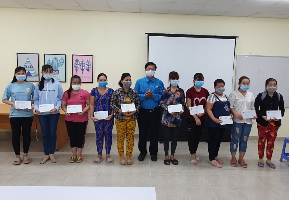 Do dịch Covid-19, LĐLĐ Bạc Liêu xuống tận nhà máy trao quà Tết công nhân - 2 Do dịch Covid-19, LĐLĐ Bạc Liêu xuống tận nhà máy trao quà Tết công nhân - 2