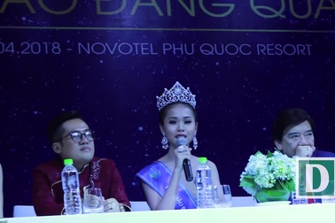 Tân Hoa hậu Biển ứng xử vấp váp vẫn đăng quang, BTC nói gì?