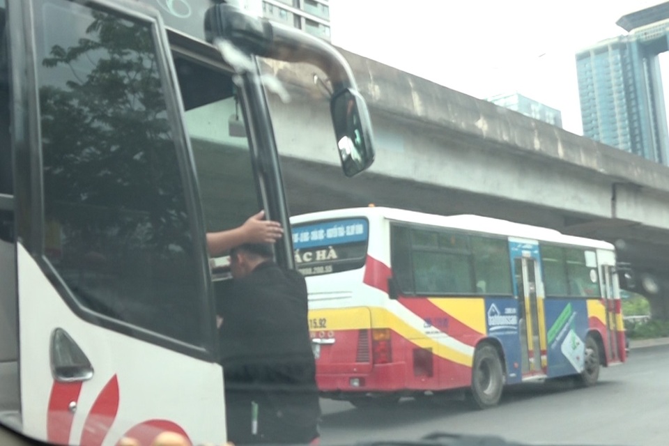 Hà Nội: Nhìn từ trên cao cảnh xe khách “bát nháo” dừng đỗ, đón trả khách - 7 Hà Nội: Nhìn từ trên cao cảnh xe khách “bát nháo” dừng đỗ, đón trả khách - 7