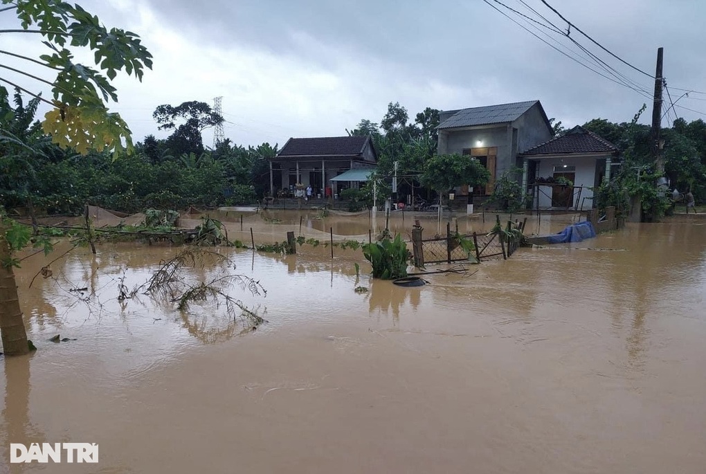 Hàng trăm người dân Quảng Trị chạy ngập, đàn bò 50 con bị cuốn trôi - 3 Hàng trăm người dân Quảng Trị chạy ngập, đàn bò 50 con bị cuốn trôi - 3