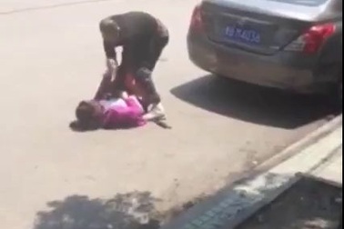 Trả giá vì dùng dao để cướp trên đường tại Trung Quốc