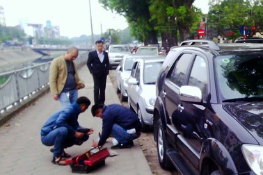 Sang tên đổi chủ xe: Cò mồi “trúng quả” đậm!