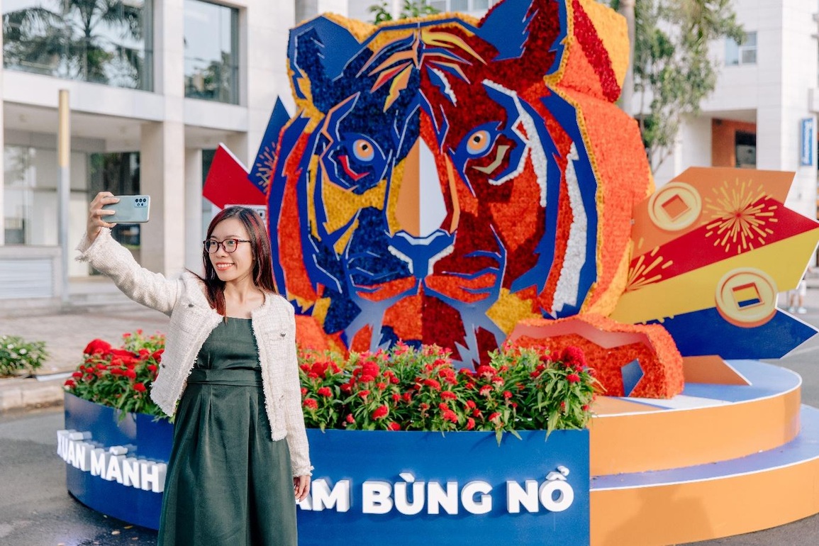 Ngắm mãnh hổ bùng nổ sắc màu tại Hội hoa xuân Phú Mỹ Hưng - 9 Ngắm mãnh hổ bùng nổ sắc màu tại Hội hoa xuân Phú Mỹ Hưng - 9