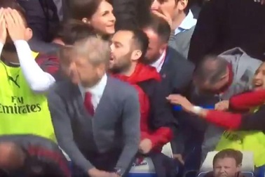 Alexis Sanchez cười nghiêng ngả khi Arsenal bỏ lỡ cơ hội