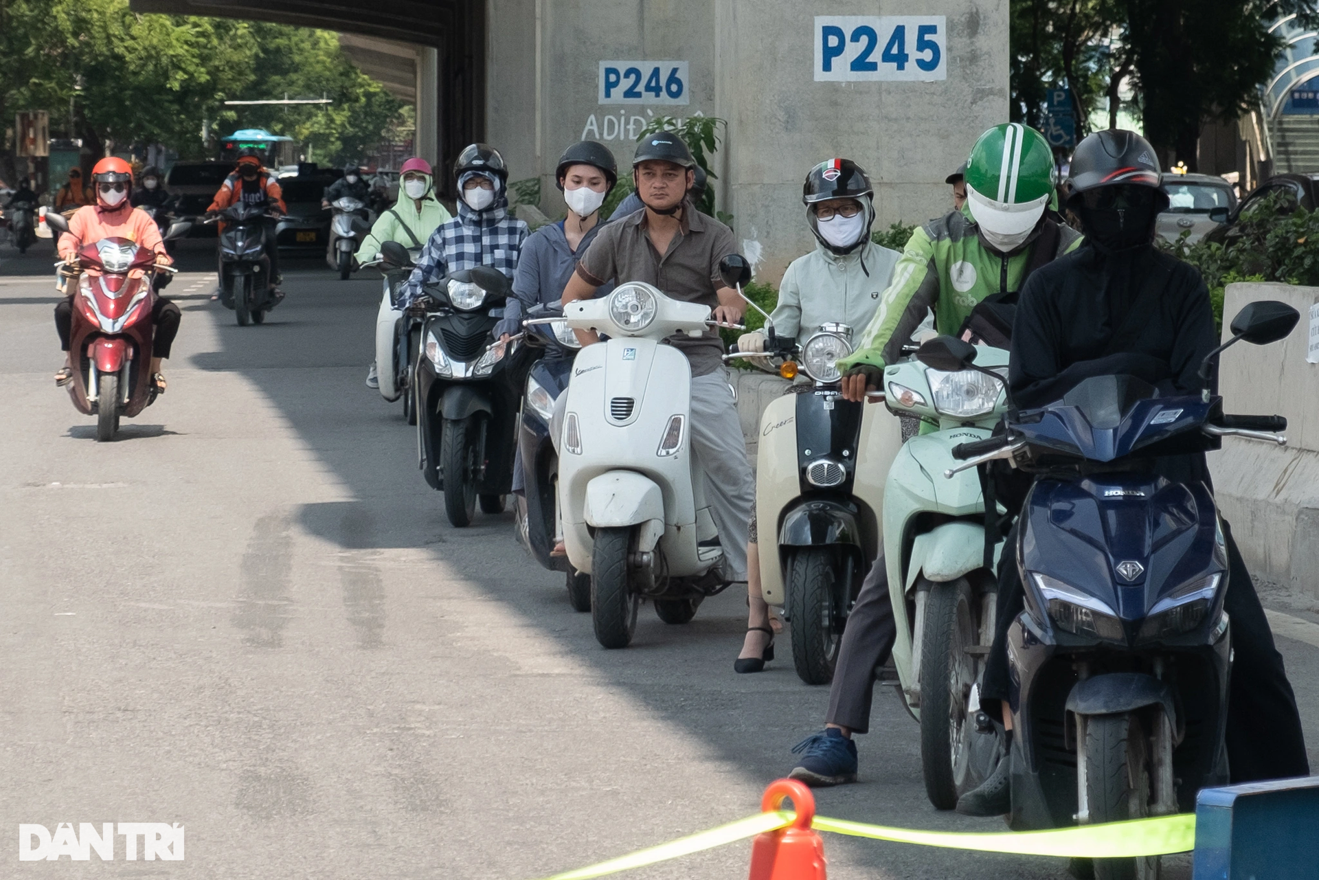 Hà Nội nắng nóng đỉnh điểm, đường phố vắng bóng người giữa trưa - 7 Hà Nội nắng nóng đỉnh điểm, đường phố vắng bóng người giữa trưa - 7