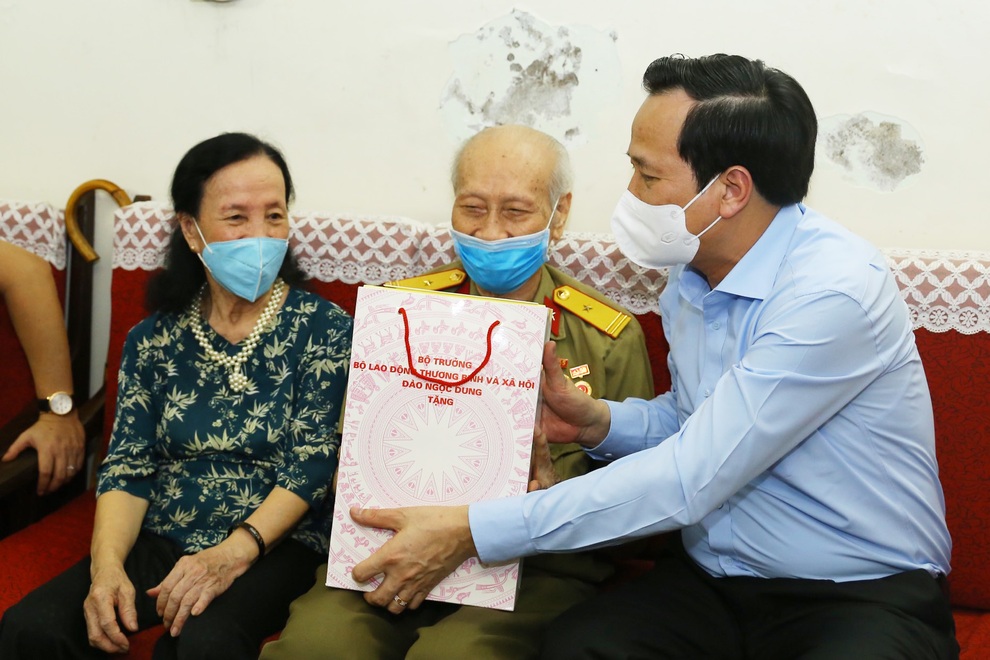 Bộ trưởng Đào Ngọc Dung: Trân quý những tấm gương tỏa sáng giữa đời thường - 3 Bộ trưởng Đào Ngọc Dung: Trân quý những tấm gương tỏa sáng giữa đời thường - 3