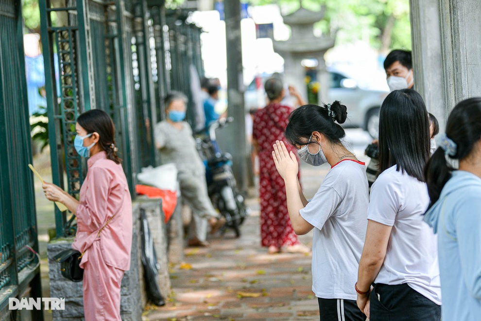 Sĩ tử, phụ huynh xếp hàng vái vọng, đốt vàng mã cầu may ngoài cổng Văn Miếu - 2 Sĩ tử, phụ huynh xếp hàng vái vọng, đốt vàng mã cầu may ngoài cổng Văn Miếu - 2