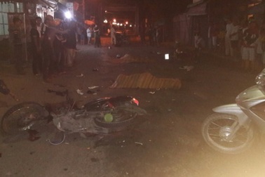 Xe máy chở 4 tông xe ngược chiều, 2 người tử vong