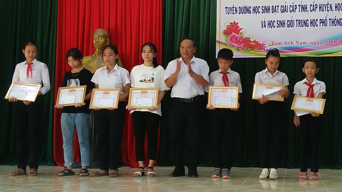 Ông Võ Đăng Hùng tận tụy hết mình với công tác khuyến học - 1 Ông Võ Đăng Hùng tận tụy hết mình với công tác khuyến học - 1