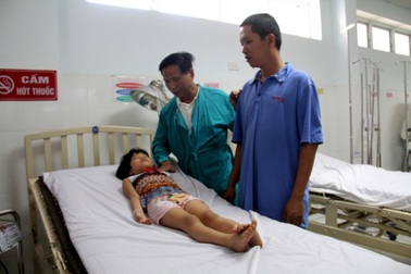 Gắp thành công đồng xu trong thực quản bé gái 5 tuổi