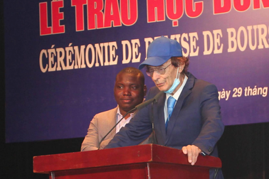 Cơ duyên giữa hai vị GS Pháp - Việt và 350 tỷ đồng cho học sinh Việt