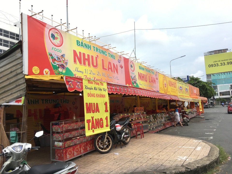 Bánh Trung thu tấp nập “xả hàng”, khắp nơi treo biển “mua 1 tặng 1” - 3 Bánh Trung thu tấp nập “xả hàng”, khắp nơi treo biển “mua 1 tặng 1” - 3