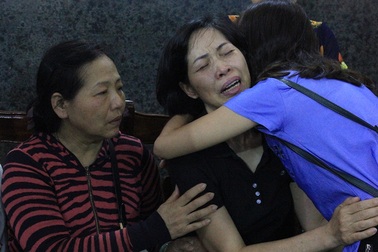 Khoảnh khắc xúc động giữa 2 người mẹ có con gái hiến giác mạc