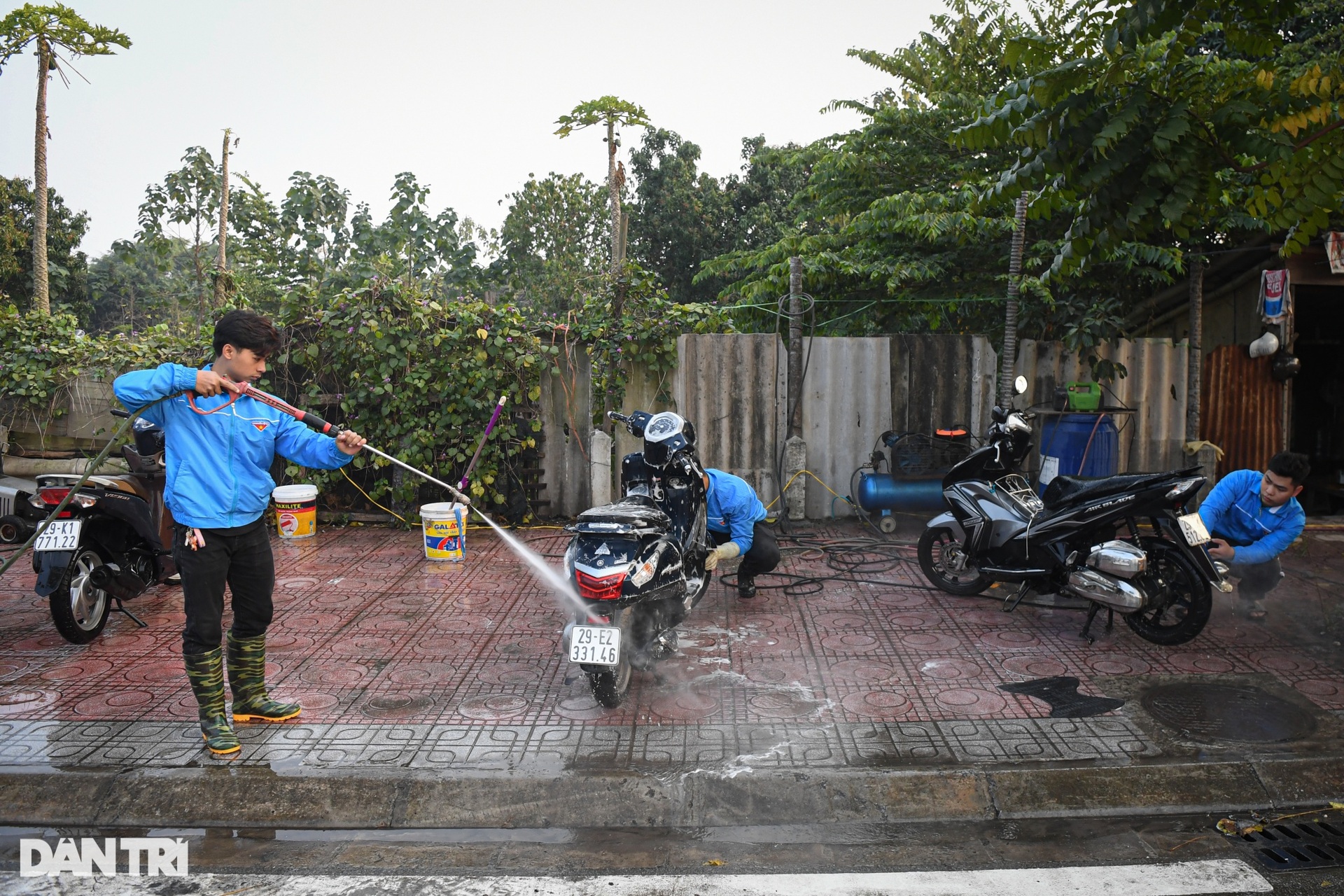 Thoát cảnh chặt chém dịp Tết, điểm rửa miễn phí cho hàng trăm xe ở Hà Nội - 1 Thoát cảnh chặt chém dịp Tết, điểm rửa miễn phí cho hàng trăm xe ở Hà Nội - 1