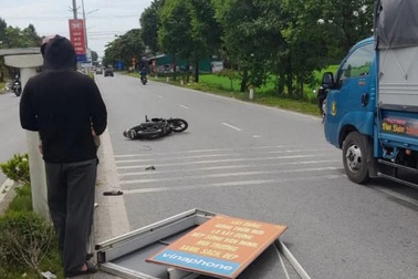 Nghi biển quảng cáo rơi làm người đi đường nhập viện
